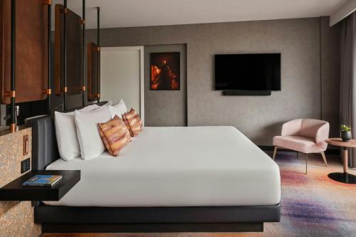 Deluxe King Suite