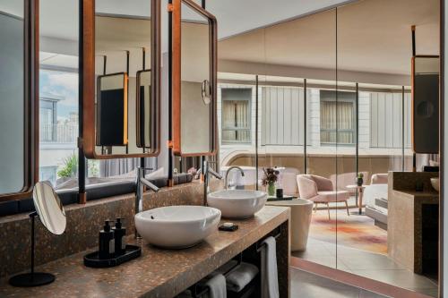 Deluxe King Suite
