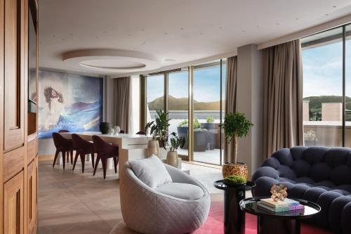 Penthouse with City View