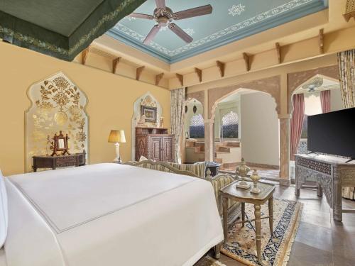Landmark Room with Plunge Pool : INR 3,000 hotel credit on F&B once during the stay.