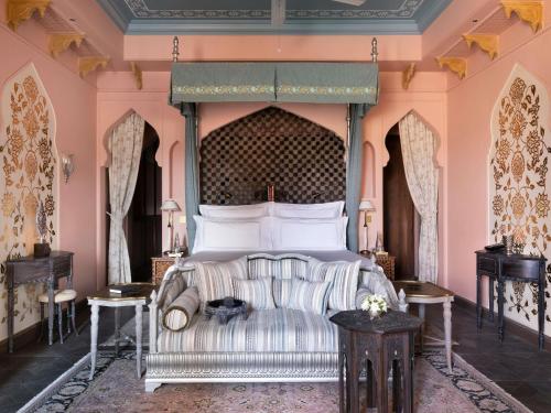 Landmark Room with King Bed : INR 3,000 hotel credit on F&B once during the stay.