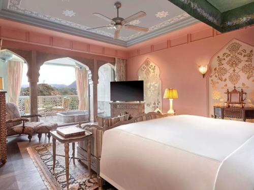 Landmark Room with King Bed : INR 3,000 hotel credit on F&B once during the stay.
