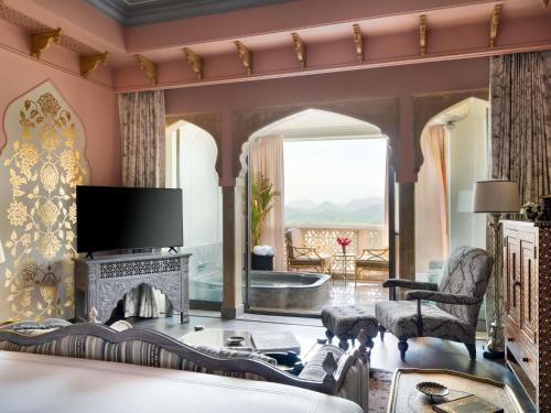 Landmark Room with King Bed : INR 3,000 hotel credit on F&B once during the stay.