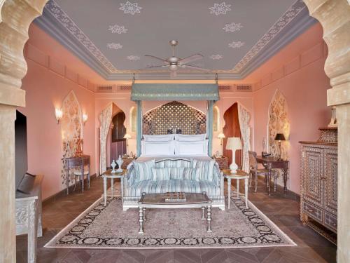Landmark Room with King Bed : INR 3,000 hotel credit on F&B once during the stay.