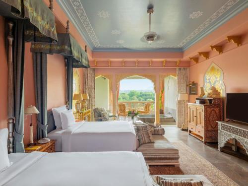 Landmark Room with Twin Bed: INR 3,000 hotel credit on F&B once during the stay.