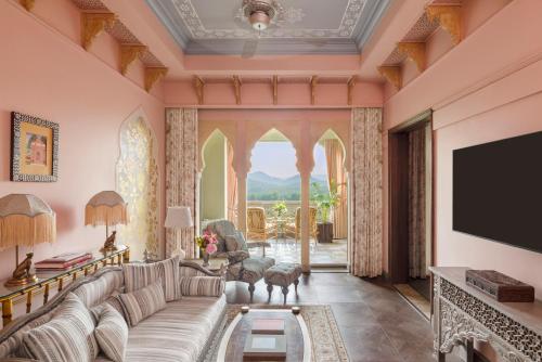Raffles King Bedroom Suite with Plunge Pool & Balcony:Enjoy INR 4000 daily dining credit, one-time INR 4000 spa credit, signature Jaipur Sling at Writers Bar and 45-min Mineral Pool experience. Mughal-inspired interiors, private plunge pool with Aravallis