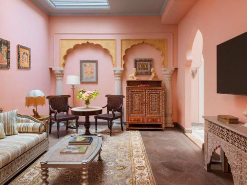 Raffles King Bedroom Suite with Plunge Pool & Balcony:Enjoy INR 4000 daily dining credit, one-time INR 4000 spa credit, signature Jaipur Sling at Writers Bar and 45-min Mineral Pool experience. Mughal-inspired interiors, private plunge pool with Aravallis