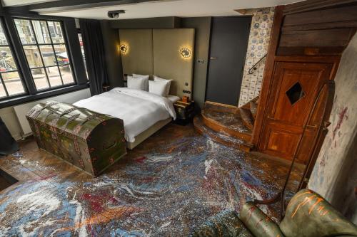 Signature Room with canal view: The Artist