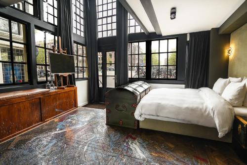 Signature Room with canal view: The Artist