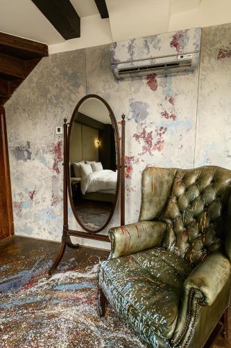 Signature Room with canal view: The Artist
