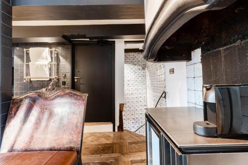 Signature Room with canal view: The Artist