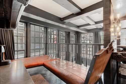 Signature Room with canal view: The Artist