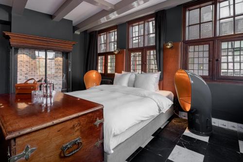 Signature Room with canal view: The Boat Builder