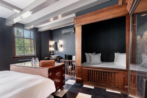 Signature Room with canal view: The Boat Builder