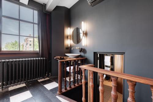 Signature Room with canal view: The Boat Builder