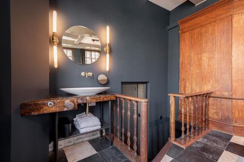 Signature Room with canal view: The Boat Builder