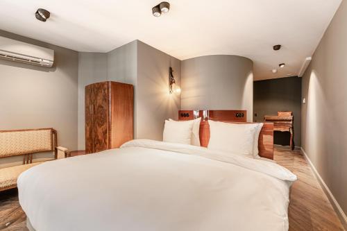 Double Room: The Woodworker