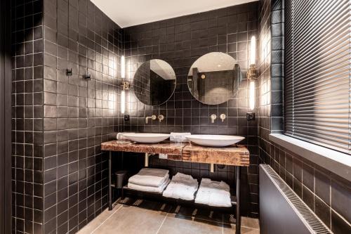 Double Room: The Woodworker
