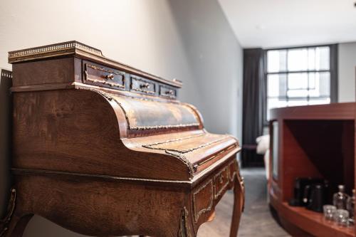 Double Room: The Woodworker