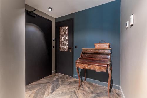 Double Room: The Woodworker