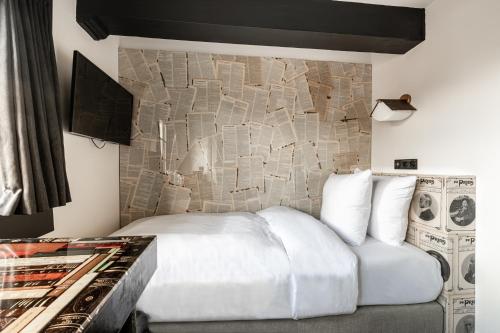  Tiny Single Room with canal view:  The Bookbinder