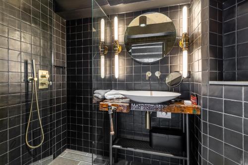  Tiny Single Room with canal view:  The Bookbinder