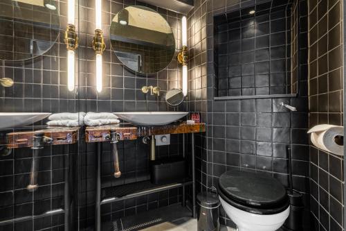  Tiny Single Room with canal view:  The Bookbinder