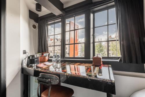  Tiny Single Room with canal view:  The Bookbinder