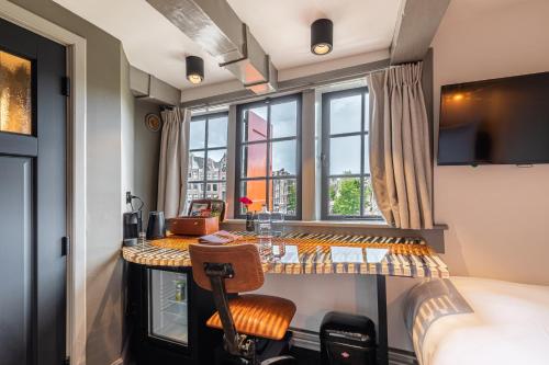Tiny Single Room with canal view: The Instrument maker