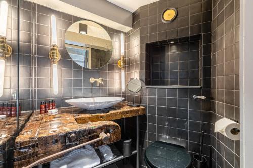 Tiny Single Room with canal view: The Instrument maker