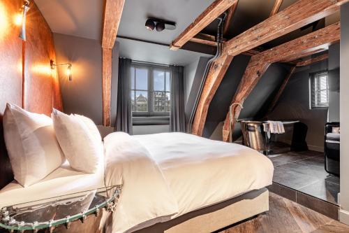Loft with canal view: The Airplane builder