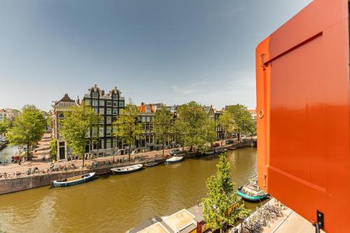 Loft with canal view: The Airplane builder