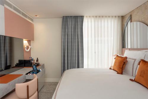 Deluxe King Room with Cloister View