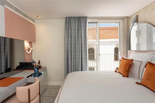 Deluxe King Room with Cloister View