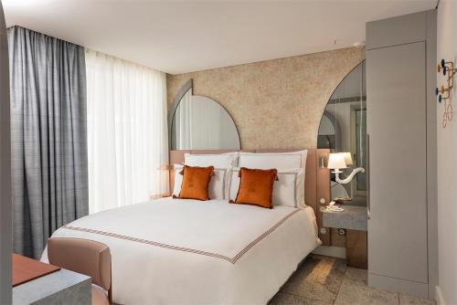 Deluxe King Room with Cloister View