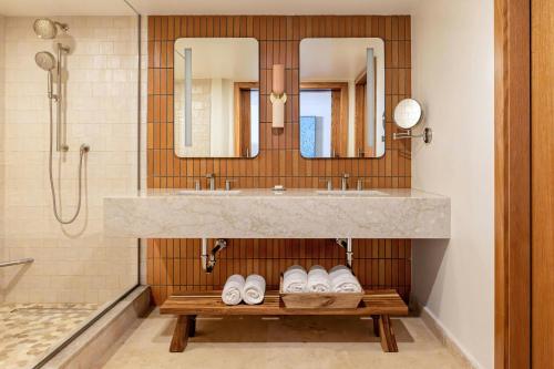 Grand Deluxe King Room with Oceanfront - High Floor