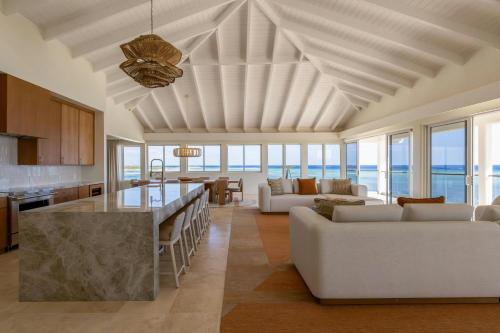 Premier's Penthouse Suite with Oceanfront
