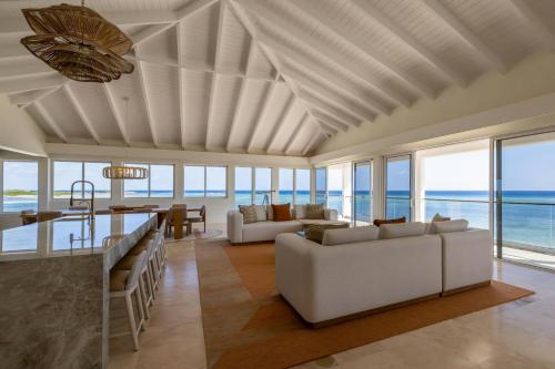 Premier's Penthouse Suite with Oceanfront