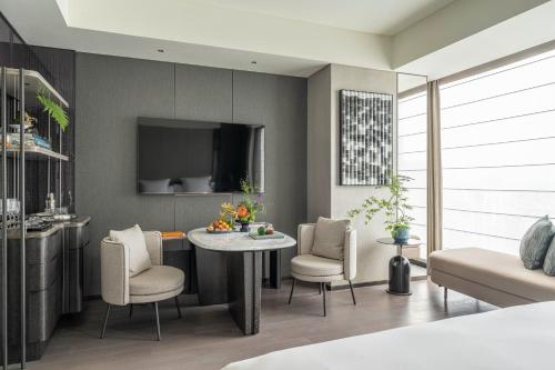 Deluxe King Room with City View