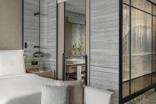 Deluxe King Room with City View