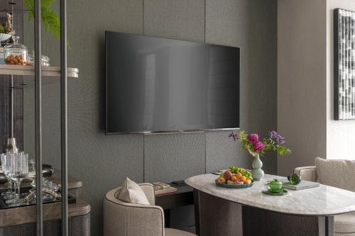 Deluxe King Room with Canal View 