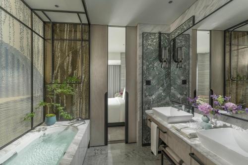 Deluxe King Room with Grand Canal View