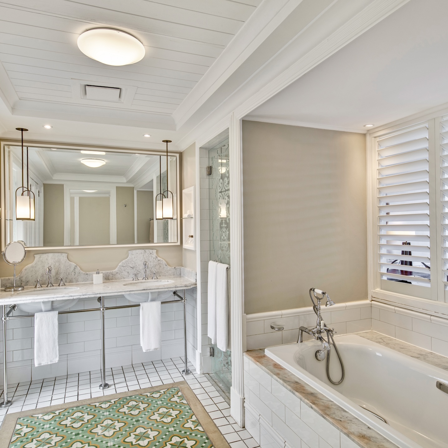 Deluxe Beachfront Suite