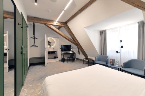 Standard Queen Room