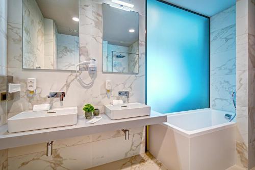 Deluxe Double Room with Bath