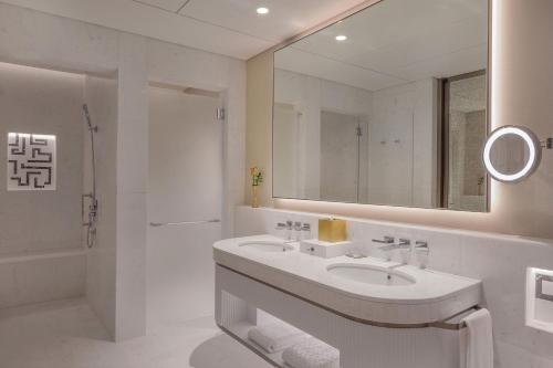 Grand Deluxe King Room with Partial Sea View, KYMA beach access, Signature St. Regis Butler Service