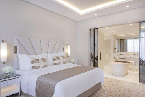 Metropolitan Suite with Sea View, KYMA beach access, Signature St. Regis Butler Service