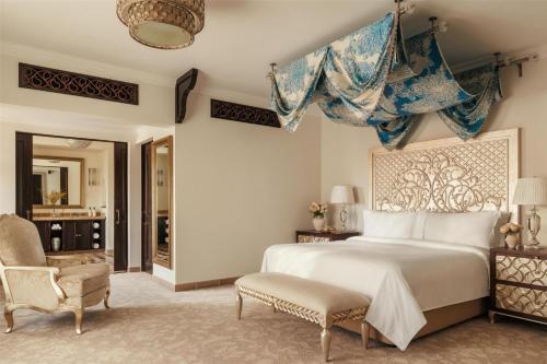 Arabian Court Prince Suite - includes DRIFT Beach Club Access, Host Service, Waterpark Access