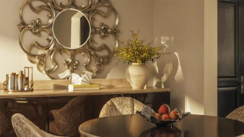 Arabian Court Prince Suite - includes DRIFT Beach Club Access, Host Service, Waterpark Access