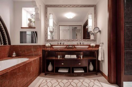 Palace Manzil Superior King Room – UAE Resident, UAE ID Mandatory - includes 500 AED daily credit, Host Service, Afternoon Tea, Evening Drinks, Waterpark Access